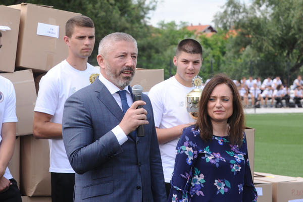 OTVOREN NOVI STADION U KRUŠEVCU: Milošević i Stanković delili opremu!