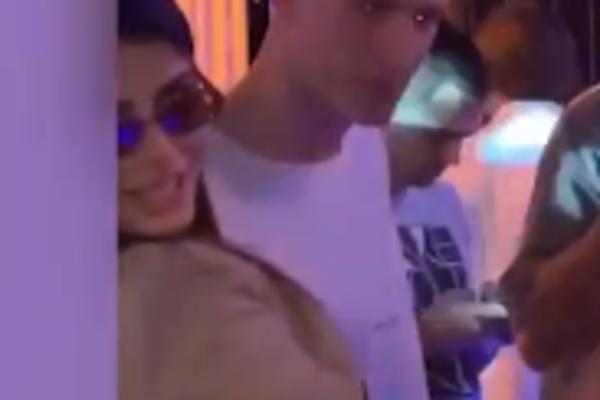 NAŠ SPORTISTA IZVATAO OVU LEPOTICU U KLUBU! Svi gledali kako mu ruka ide dole na bezobrazno mesto! (FOTO)