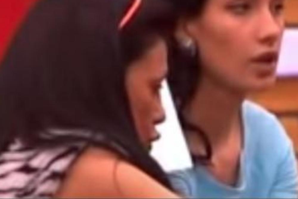 TUČA U NAŠOJ NAJGLEDANIJOJ EMISIJI ŠOKIRALA SVE KRAJ MALIH EKRANA: Pevačica podigla suknju manekenki, pali udarci!