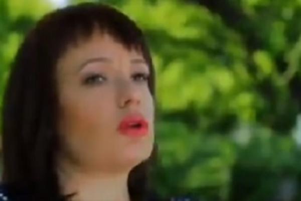 I ONA JE PRIŠLA DA ME ŠUTNE, A JA SAM JE UHVATILA ZA KOSU Čanak objavio novi predizborni spot, Ljupka glumi (VIDEO)