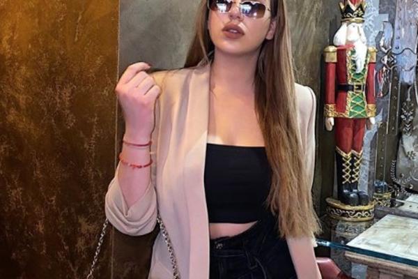 ČOLINA ĆERKA UŽIVA U LUKSUZU, POKAZALA DA JE NAJBOGATIJA OD DECE POZNATIH! Besna kola, a tek mini tašnica od 5.000e