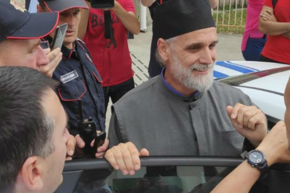 DVOJICA SVEŠTENIKA PUŠTENA IZ ZATVORA: Šta je presudilo da budu oslobođeni?