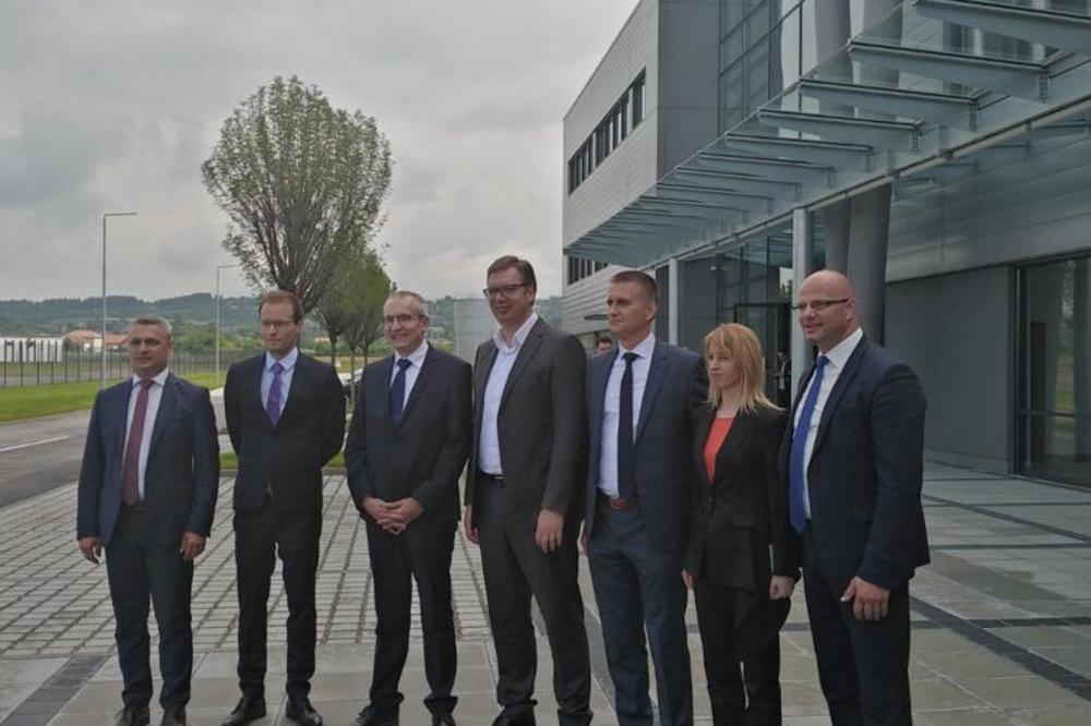 SREĆAN SAM, A KO VOZI PORŠE, NE BI GA VOZIO DA NEMA ČAČKA! Vučić svečano otvorio fabriku! (FOTO)