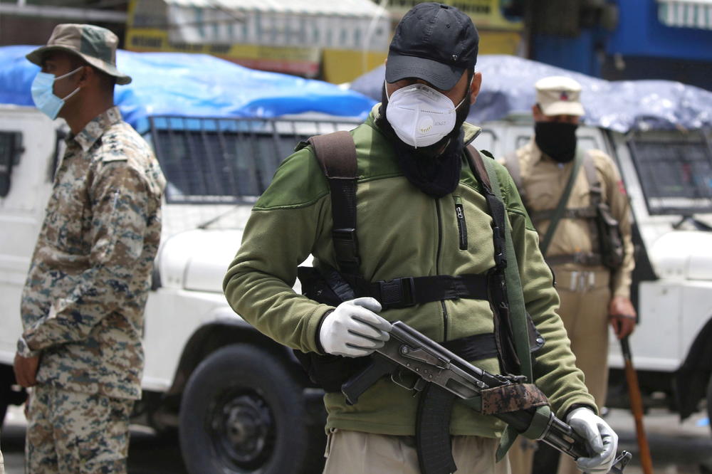 KAŠMIR I DALJE POD BLOKADOM NAKON SMRTI VOĐE SEPARATISTA: Policija patrolira, svi moraju da ostanu u zatvorenom!