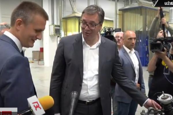 PREDSEDNIK VUČIĆ SE OPEKAO PRILIKOM OBILASKA PROIZVODNOG POGONA! Nezgoda na otvaranju fabrike u Čačku