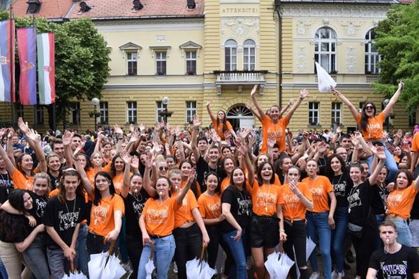 MATURANTSKA PARADA ODRŽANA JE U KIKINDI: Plesaloje njih 300, NISU MOGLI DA IH SPREČE NI KIŠA NI KORONA