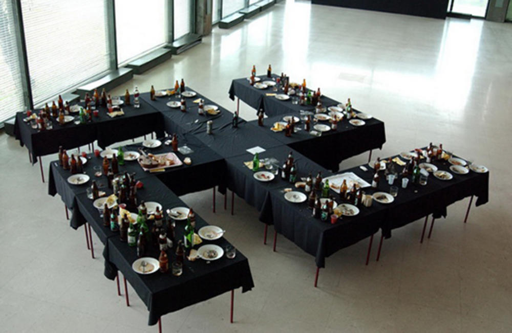 Balkanski banket / Gott liebt die Serben, instalacija, MSU Beograd, 2002. Foto: MSUB