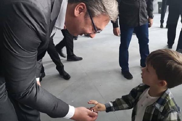 MALI DEČAK JE PRITRČAO VUČIĆU I DAO MU POKLON ZA SINA VUKANA! O ovome bruji cela Srbija! (FOTO)