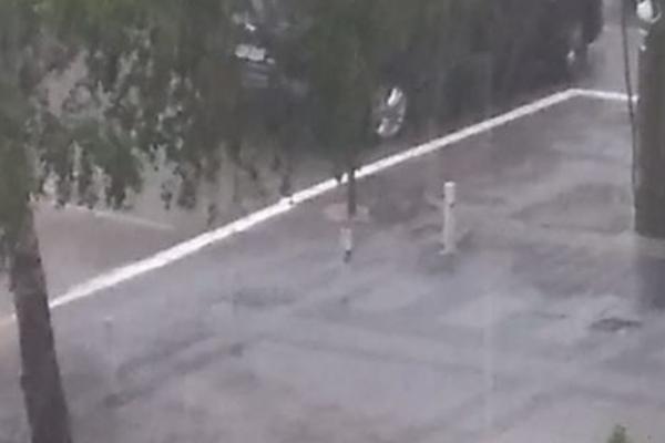 PROVALA OBLAKA, ULICE POTPUNO POTOPLJENE: Stravične scene zabeležene su upravo u Srbiji! (VIDEO)