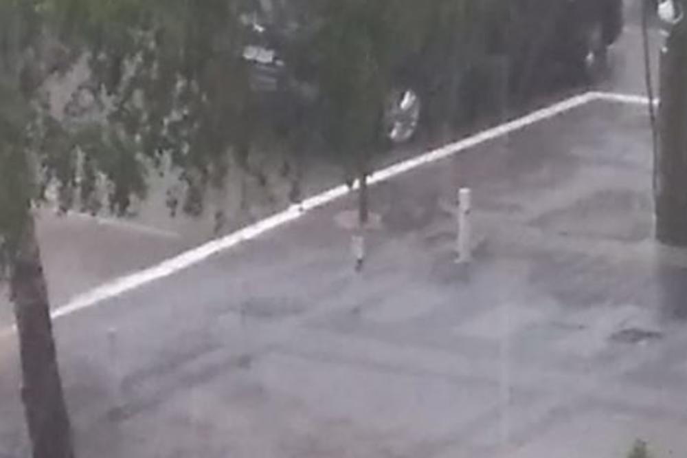 PROVALA OBLAKA, ULICE POTPUNO POTOPLJENE: Stravične scene zabeležene su upravo u Srbiji! (VIDEO)