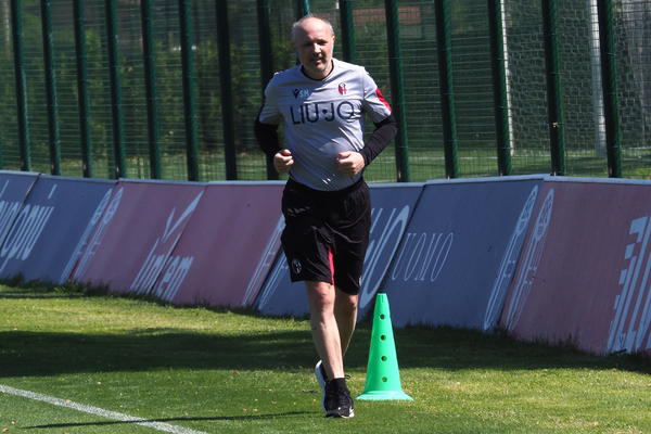 MIHA PONOVO ZAIGRAO FUDBAL: Pikao u šortsu koji mu je potpisao mladi srpski fudbaler i kultnom dresu!