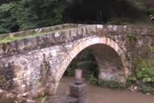 UŽAS U JABLANICI: Muškarac s mosta pao u Neretvu!