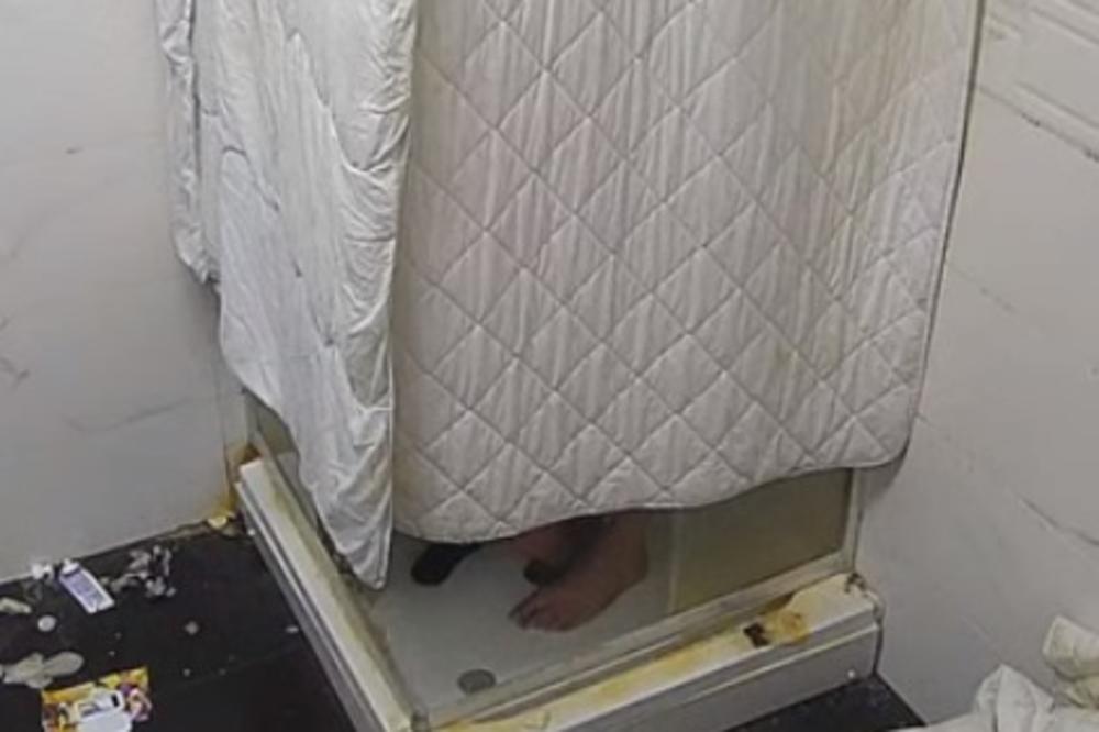 SAMO SE MENJAJU U TUŠ KABINI! Gledaoce zgrozio ovaj prizor! (FOTO)
