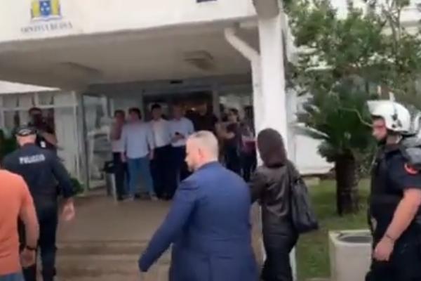 OGROMAN HAOS U BUDVI, MILOVA POLICIJA UHAPSILA CAREVIĆA I RADOVIĆA: Bačen SUZAVAC, polomljena stakla!