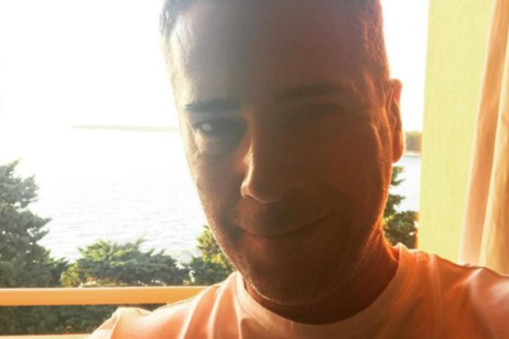 PLASTIČNE STOLICE, STARA DRVENA OGRADA, ODAVDE JE POBEGAO PRE 27 GODINA! Da samo znate kako je Željko živeo nekada