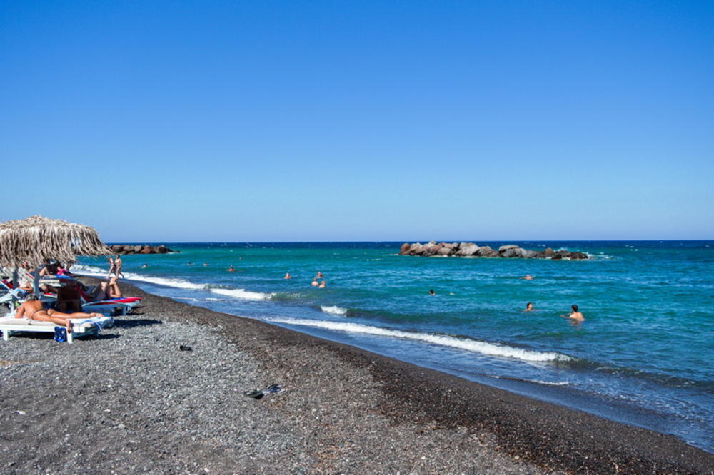 SRBIN U GRČKOJ UGLEDAO ČUDNOG ČOVEKA I ŠOKIRAO SE KAD JE VIDEO ŠTA RADI! Smučilo mu se kad je pronašao OVO U KANTI!
