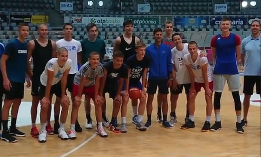 Novak Đoković sa mladim košarkašima Zadra
