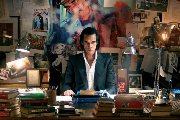 NIK KEJV: PEDESET OMILJENIH KNJIGA (BEZ REDA I REDOSLEDA)… A POLICE ZA KNJIGE MU – PRAZNE