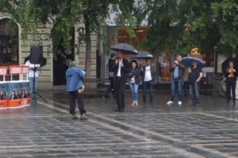 RADULE DRŽI MITING SAM SEBI! Pogledajte šta predsednik Dosta je bilo radi po kiši! (VIDEO)