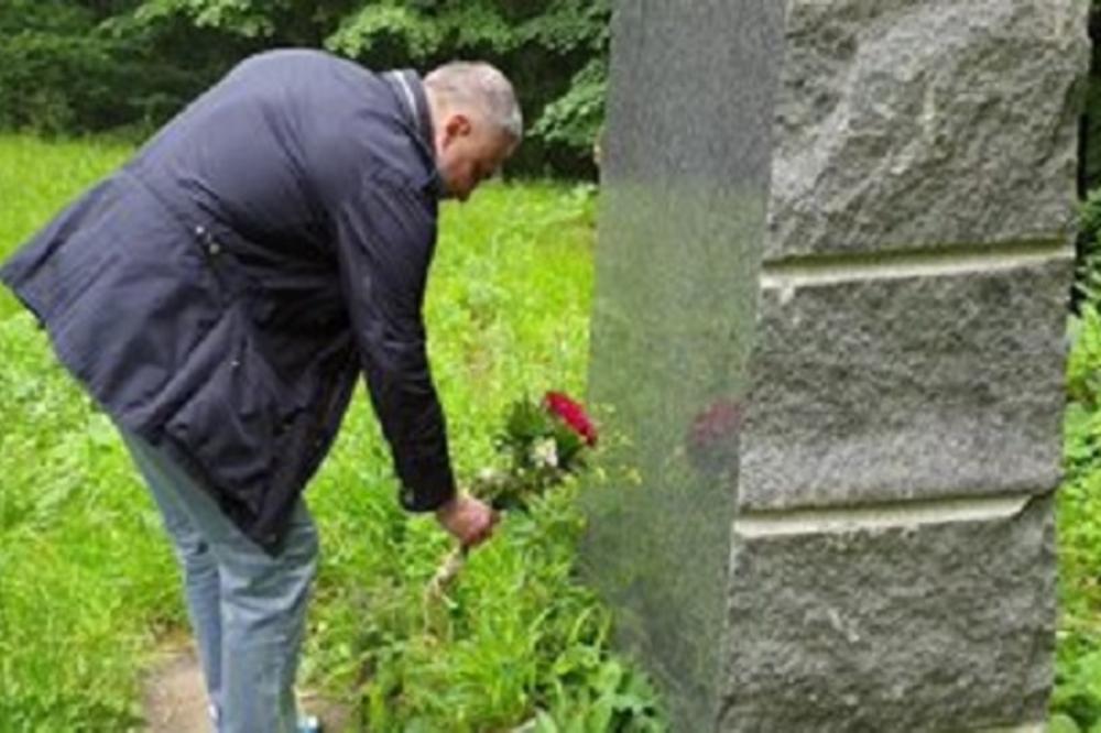 ČEDOMIR JOVANOVIĆ NA TOPČIDERSKOM GROBLJU! Pogledajte kome je odneo cveće! (FOTO)