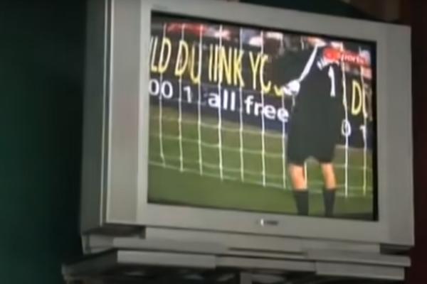 SCENA IZ KENGURA U PREMIJER LIGI: Golman uleteo sa loptom u gol, a sudija i VAR se pravili slepi!