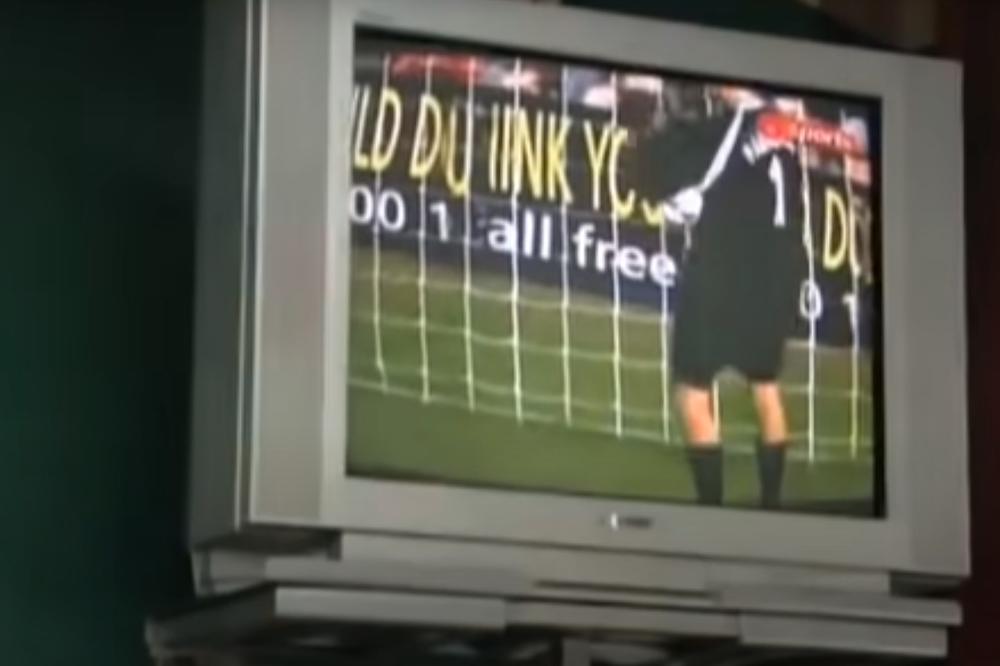 SCENA IZ KENGURA U PREMIJER LIGI: Golman uleteo sa loptom u gol, a sudija i VAR se pravili slepi!