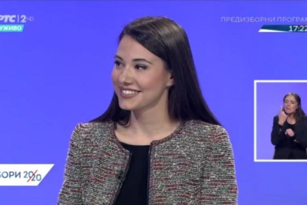 KO JE LEPOTICA KOJA JE VEČERAS OSVOJILA SRBIJU? Ivana se pojavila pored Vučića na RTS-u i ukrala pažnju svih (FOTO)