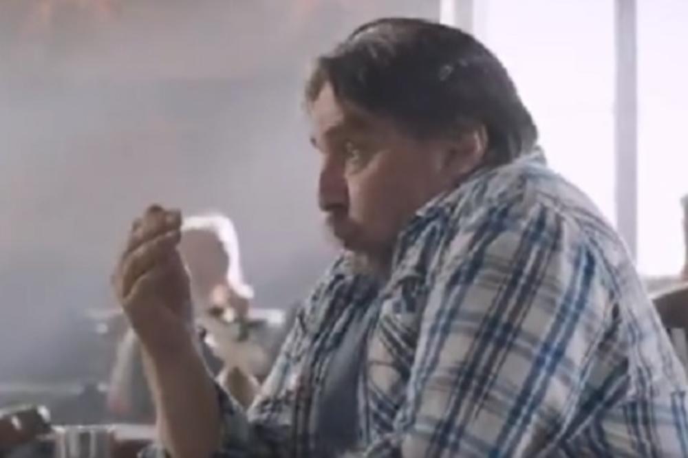 ČOVEK SE GUŠI U KAFANI, A CEO ŽIVOT MU LETI PRED OČIMA! Na novi spot SNS-a, nećete ostati ravnodušni! (VIDEO)