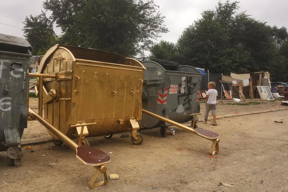 ZLATNE KLACKALICE MEĐU KONTEJNERIMA - Nakon Hrista na banderama za videonadzor, Pijanista ponovo ustalasao javnost