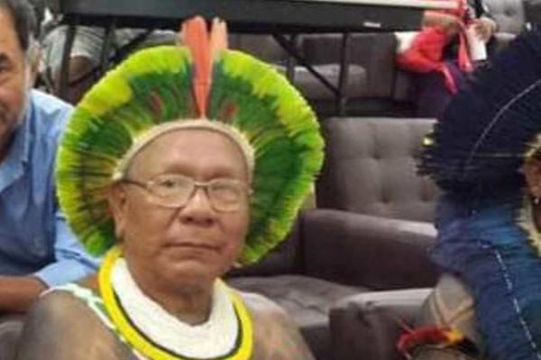 POGLAVICA NAJVEĆEG AMAZONSKOG PLEMENA UMRO OD KORONE! Branio je prirodu i bio optužen za silovanje!