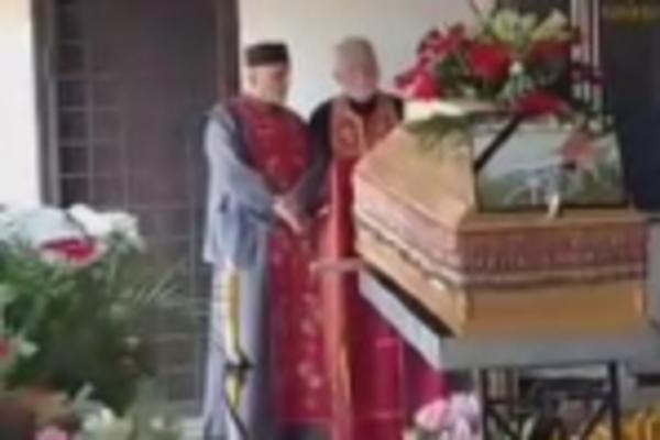 ŽALOST ZBOG POKOJNOG DOBRIVOJA TOPALOVIĆA: Pevač će biti sahranjen u zlatnom, okićenom kovčegu