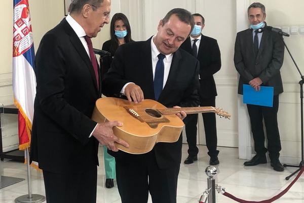 LAVROV JE DAČIĆU POKLONIO MIKROFON! Onda je Ivica uzvratio uslugu! Njegov poklon je totalni hit (FOTO)