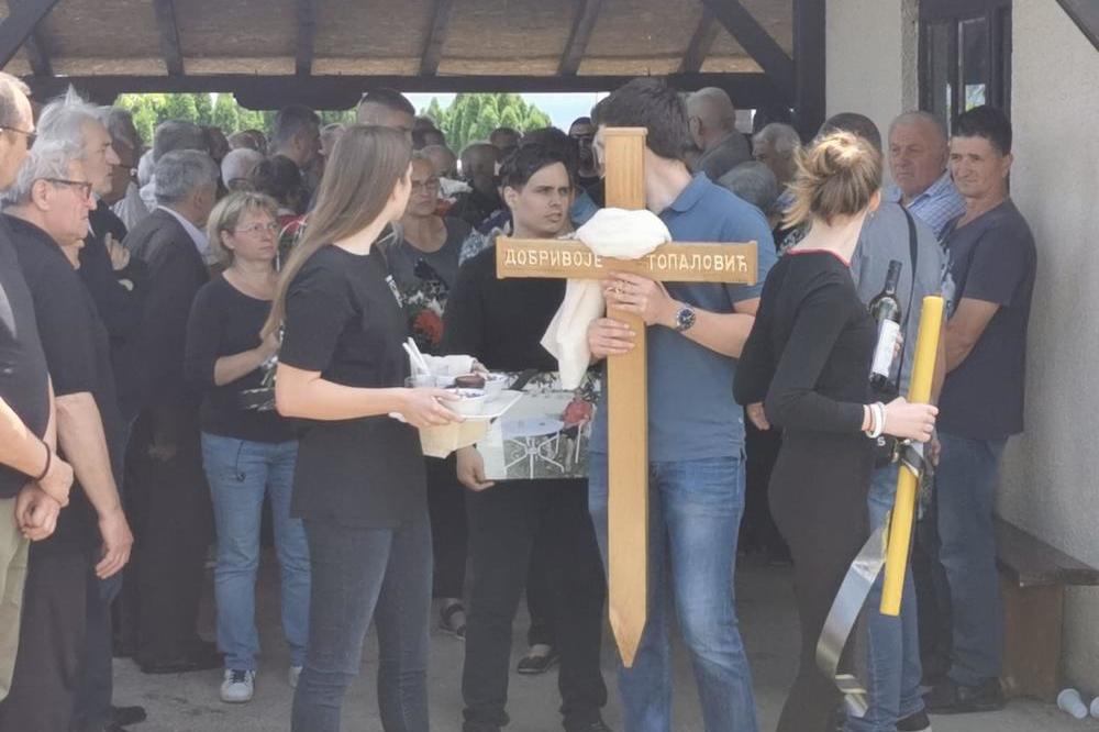 OD 100 LJUDI NA SAHRANI OPROŠTAJNI GOVOR JE ODRŽAO MIROSLAV ILIĆ: Nije bio svestan koliko je vredeo!