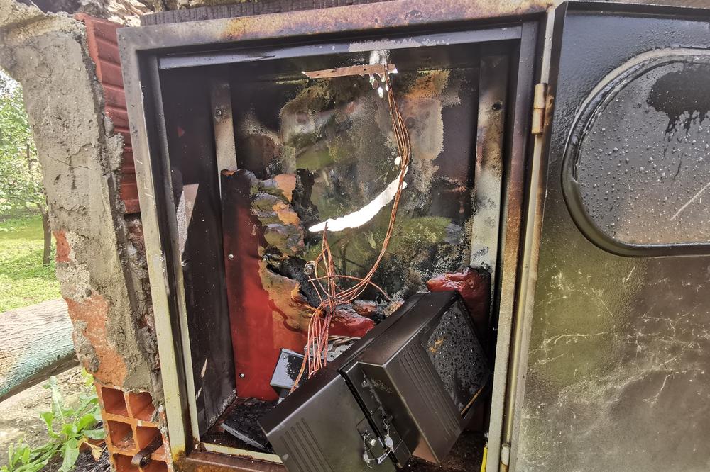 USRED ČAČKA PUKAO GROM I RAZNEO OVAJ OBJEKAT: Ljudi ne mogu čudom da se načude! (FOTO)