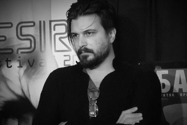 ISPLIVAO NOVI DETALJ! POKOJNI REDITELJ PRE SAMOUBISTVA OSTAVIO 2 TRAGA! Ovo je uradio pre nego što se ubio