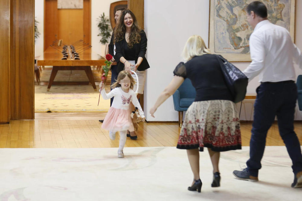 PRVE SLIKE MALE LENKE (3) KOJU SU VRATILI SAVIĆIMA: Njihova sreća nije mogla da se sakrije! (FOTO)