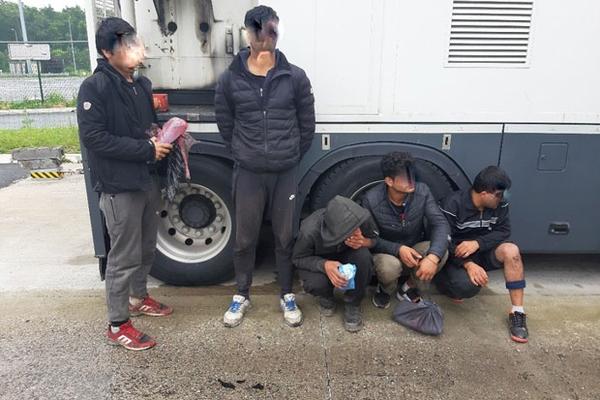 TINEJDŽER BEZ VOZAČKE I NJEGOVA DEVOJKA KRIJUMČARILI MIGRANTE: Ni POLICAJCI nisu VEROVALI šta VIDE!