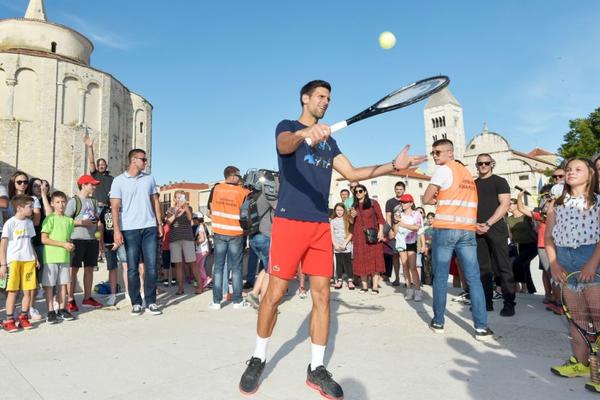 ĐOKOVIĆA ČUVAJU I POLICIJA I TELOHRANITELJI U ZADRU: Na raspolaganju mu i privatna plaža, a poveo je ličnog kuvara!