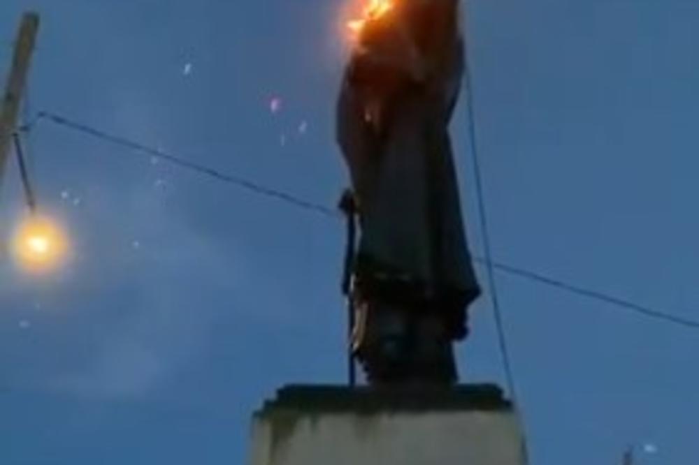 DEMONSTRANTI OBORILI SPOMENIK PRVOM AMERIČKOM PREDSEDNIKU! Nakon toga su uradili još nešto strašnije (VIDEO)