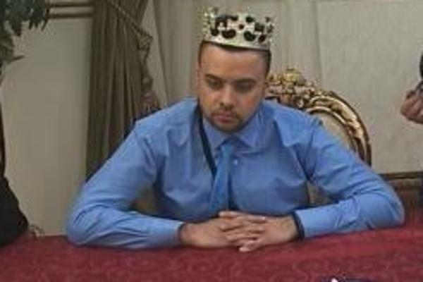 VODITELJ KOG JE NAROD OBOŽAVAO POSTAO ĐUBRETAR I PONOSI SE NOVIM ZANIMANJEM! Ulice koje on čisti sada blistaju!