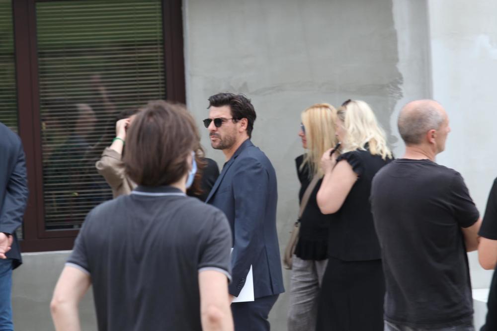 POZNATI GLUMAC U AGONIJI, NE ZNA ŠTA ĆE SA SOBOM! Zbog jednog papira život mu je postao PAKAO!