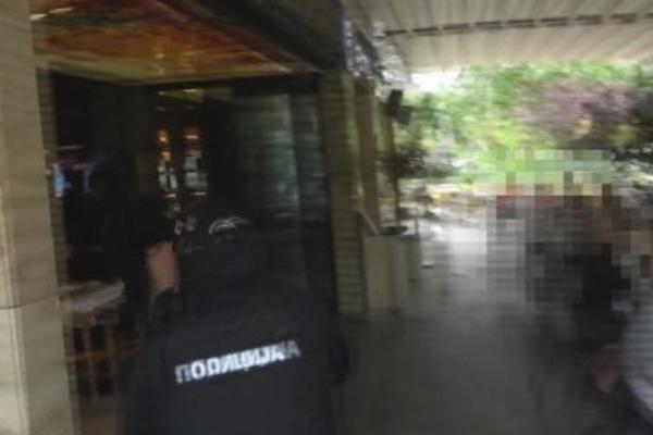 POLICIJA JE POHAPSILA EKIPU ZBOG IZNUDE: Otvorili su kovertu sa stola, UNUTRA JE BILO PRAVO IZNENAĐENJE (FOTO)