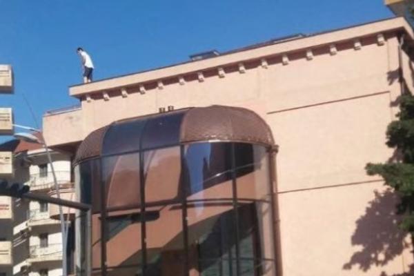 ODBORNIK STEVAN DŽAKOVIĆ SE POPEO NA ZGRADU I HOĆE DA SKOČI! Neviđena drama u Budvi! (VIDEO)