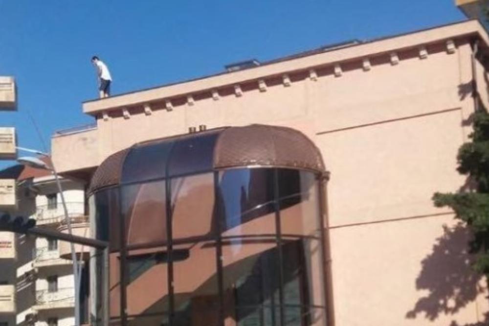 ODBORNIK STEVAN DŽAKOVIĆ SE POPEO NA ZGRADU I HOĆE DA SKOČI! Neviđena drama u Budvi! (VIDEO)