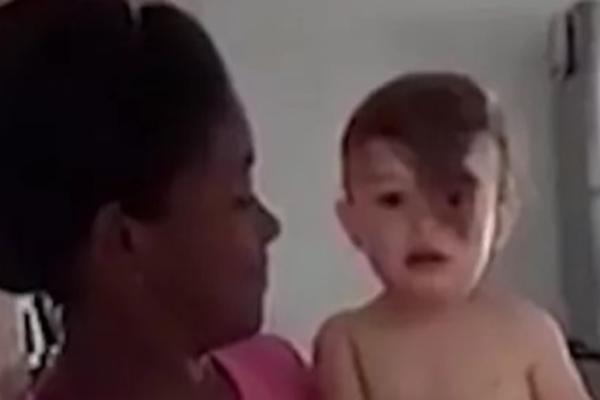 DEČAK IMA BOŽJI BELEG NA LICU: Kad vidite šta njegova majka radi svakog jutro srec će vam se rastopiti (VIDEO)