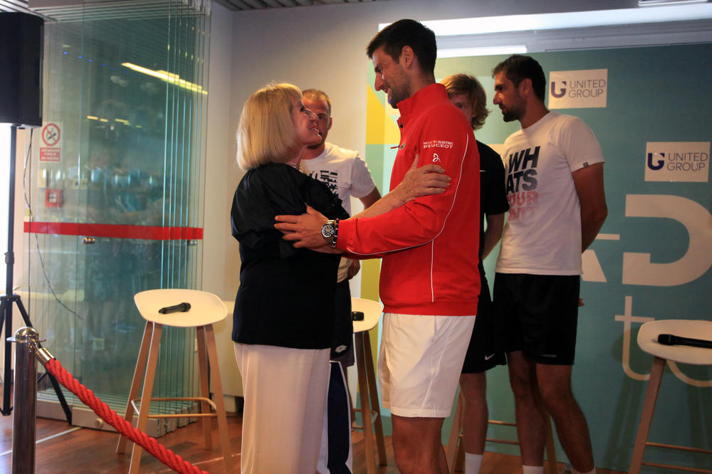 DIRLJIVO: Draženova mama konačno upoznala Novaka, razmenili su divne poklone!
