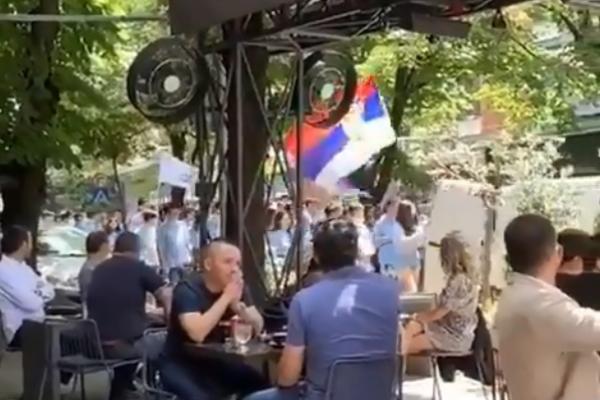 JE**M LI TI ŽIVOT DA TI JE**M: Maturanti paradiraju Vračarom, OVO SE TAMO NIKAD NIJE SLUŠALO! Narod pobesneo