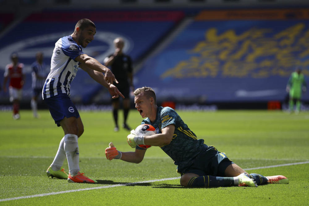 JEZIVE SCENE U PREMIJER LIGI: Strašna povreda golmana Arsenala, urlici su odjekivali celim stadionom!