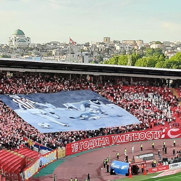 DELIJE SPECIJALNOM KOREOGRAFIJOM SLAVE I TITULU I ROĐENDAN: Kultna fotografija preko celog severa Marakane!