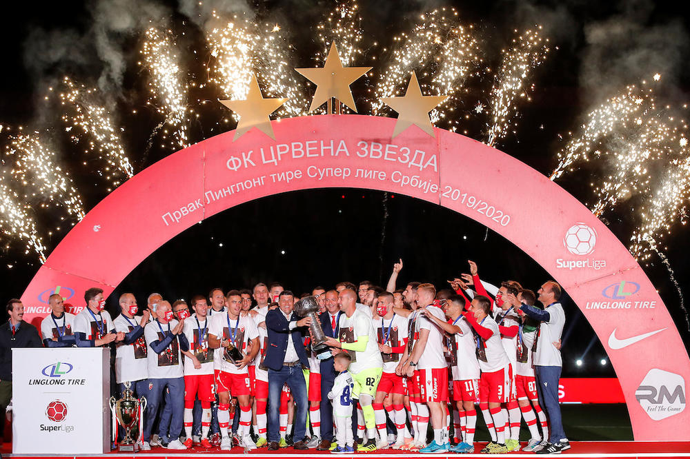 ZVEZDA NAPRAVILA SPEKTAKL NA PROSLAVI TITULE: Ludnica je bila na Marakani prilikom dodele pehara!